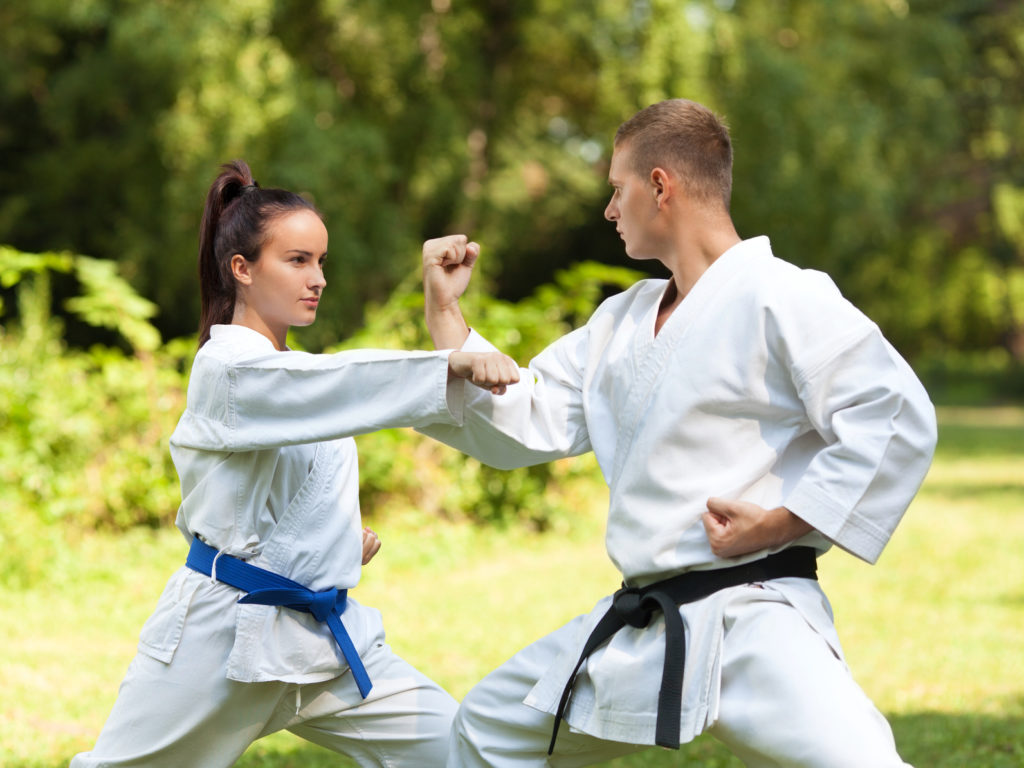 clases de karate para adultos donde aprenden defensa personal y mejoran su condición física